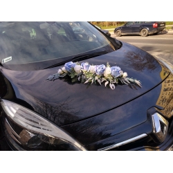 Dekoracja auta do ślubu - kompozycja biało-niebieska